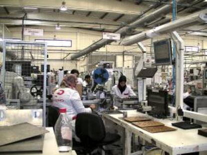 Trabajadores en la planta de la firma española de componentes inductivos Premo, en la ciudad de Tánger. EFE/Archivo