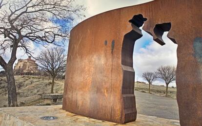 Escultura de Machado y Leonor, en la ciudad de Soria. 