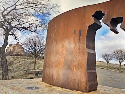 Escultura de Machado y Leonor, en la ciudad de Soria. 