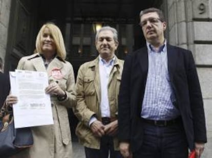 Carmen Barrera (i), de UGT; Eliseo Moreno (c), de CSIF, y Paco García (d), de CCOO, tras entregar en el registro del Ministerio de Hacienda una carta conjunta donde exigen la apertura urgente de la Mesa General de Negociación de las Administraciones Públicas para recuperar la parte devengada de la paga extra de navidad de los empleados públicos "requisada de manera retroactiva".