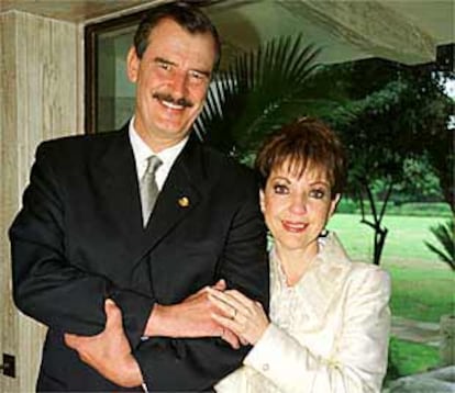 Vicente Fox y su portavoz, Martha Sahagún, tras contraer matrimonio civil.