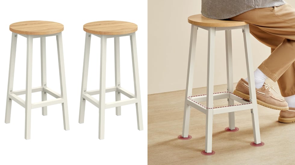 Lote de taburetes altos con reposapiés incluido.
