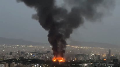 Una columna de humo se levanta en Teherán tras un ataque de Israel, el martes.