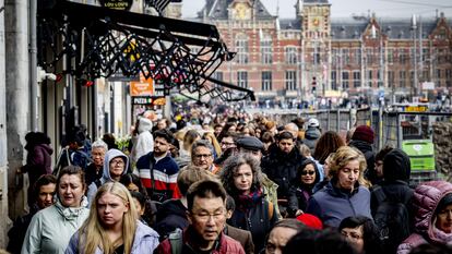 Cientos de turistas pasean por el centro de Ámsterdam el domingo de Pascua.