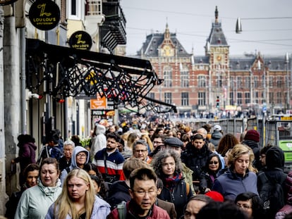 Cientos de turistas pasean por el centro de Ámsterdam el domingo de Pascua.