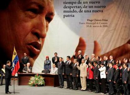 El presidente Hugo Chávez toma juramento a sus ministros ayer en Caracas.