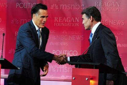 Romney (izquierda) saluda a Perry durante el debate celebrado en Simi Valley (California).