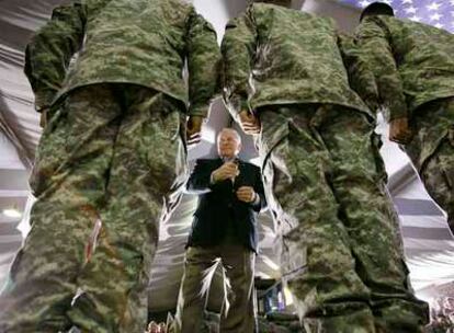 El vicepresidente estadounidense, Dick Cheney, en un encuentro ayer con las tropas en Irak.