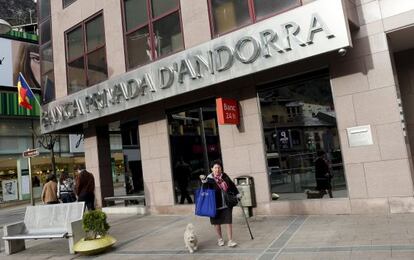 Una mujer pasa frente a una oficina de Banca Privada d&#039;Andorra (BPA) en Andorra la Vella.