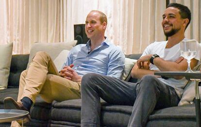 El príncipe Guillermo de Inglaterra y el príncipe Hussein bin Abdalá II de Jordania viendo el partido Panamá-Inglaterra.