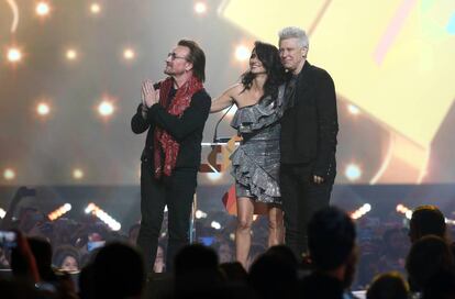 Los integrandes de U2 recogen el premio de la mano de Penélope Cruz.