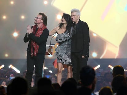Los integrandes de U2 recogen el premio de la mano de Penélope Cruz.