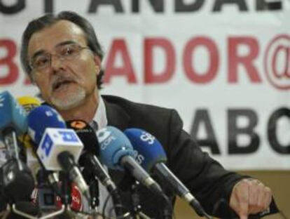 El secretario general de la sección sindical de sus trabajadores en Sevilla, Laureano Conde, durante la rueda de prensa donde ha aclarado la causa de su despedido por haber borrado presuntamente 1.756 ficheros informáticos que dificultarán aclarar las irregularidades en la gestión de fondos públicos.