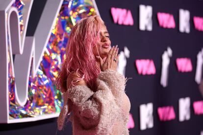 Karol G saluda durante la alfombra roja de los premios Video Music Awards de MTV, en septiembre de 2023.