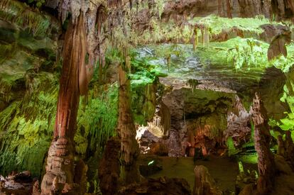 Interior de las Grotte di Castelcivita, un complejo de cuevas prehistóricas en la región italiana de Campania.