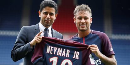 El presidente del PSG, Nasser Al-Khelaifi, con Neymar