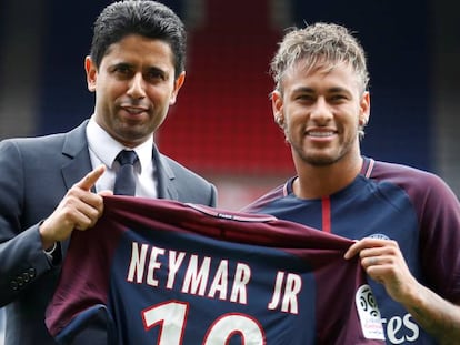 El presidente del PSG, Nasser Al-Khelaifi, con Neymar