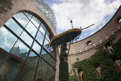 “¿Dónde, si no en mi ciudad, ha de perdurar lo más extravagante y sólido de mi obra, dónde si no?”, declaró Salvador Dalí sobre su museo, inaugurado en 1974. El artista escogió las ruinas del antiguo teatro municipal de Figueres, que había sido destruido por un incendio, para edificar la que sería su última construcción. Supervisó personalmente las obras y encargó la cúpula de vidrio que hoy se ha convertido en un símbolo del museo al arquitecto Emilio Pérez Piñeiro. El edificio fue ampliado posteriormente para albergar nuevas colecciones, ya sin la mano de Dalí. La última fue la sala de las Joyas, donde se exponen 37 piezas de oro y piedras preciosas de la colección de Owen Cheatham y los bocetos originales de los diseños del artista, entre otras piezas.