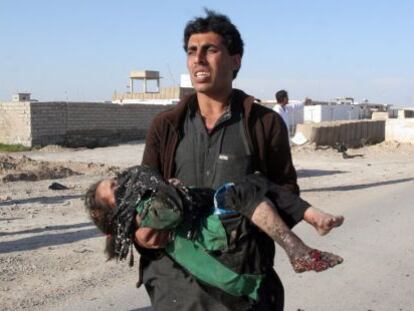 Un hombre traslada a una niña herida tras un atentado en Lashkar Gah, la capital de la provincia de Helmand, el pasado 16 de marzo.