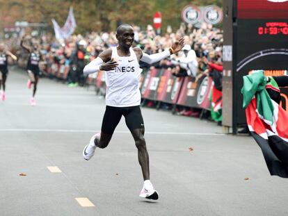 El keniata Eliud Kipchoge cruza la meta de Viena, donde se convirtió en el primer atleta en bajar de dos horas en el maratón.] 