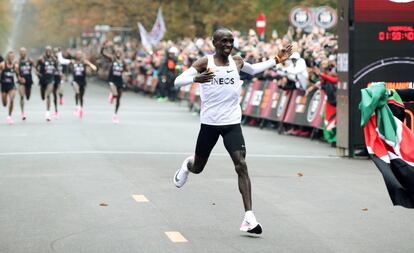 El keniata Eliud Kipchoge cruza la meta de Viena, donde se convirtió en el primer atleta en bajar de dos horas en el maratón.] 