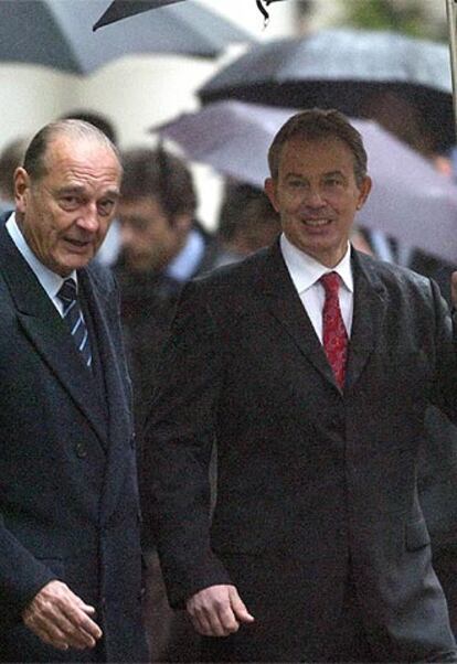 Jacques Chirac (izquierda) y Tony Blair, ayer en Londres.