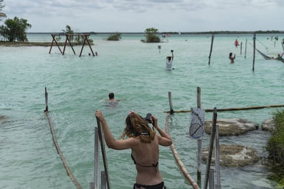 Pese a ser un paisaje muy delicado y estar sometido a varios riesgos de contaminación, Bacalar no cuenta con un programa de protección ambiental para preservar la laguna y controlar el daño de su entorno. 