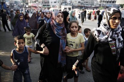 Una familia huye andando del barrio de Shiyahiya en Gaza, el 20 de julio de 2014.