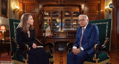 López Obrador es entrevistado por Inna Afigenova en Ciudad de México.