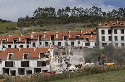 En el Alto del Cuco, una montaña del extenso municipio de Piélagos donde en 2004, en plena fiebre inmobiliaria, se cometió una de las mayores tropelías urbanísticas del entorno.