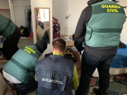 La Guardia Civil ha arrestado al hombre, acusado de los delitos de enaltecimiento y adoctrinamiento terroristas