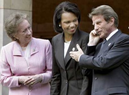 De izquierda a derecha, Margaret Beckett, Condoleezza Rice y Bernard Kouchner, ayer en Potsdam.