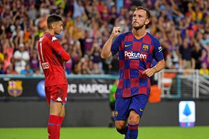 Rakitic celebra su gol al Nápoles.