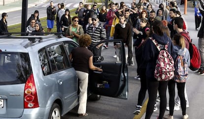 Piquetes informativos cortan el paso está mañana en una de las tres entradas del campus de la Universidad de Murcia por la huelga estudiantil en toda España contra los recortes y la reforma educativa, con el apoyo de los padres de Ceapa y varias organizaciones de estudiantes.