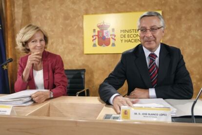 Elena Salgado y José Blanco en la rueda de prensa en el ministerio de Economía.