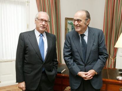 Miguel Boyer (a la izquierda de la imagen) junto a Enrique Fuentes Quintana, los responsables de la pol&iacute;tica econ&oacute;mica y fiscal que m&aacute;s poder acumularon en la transici&oacute;n democr&aacute;tica de Espa&ntilde;a. 