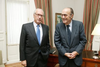 Miguel Boyer (a la izquierda de la imagen) junto a Enrique Fuentes Quintana, los responsables de la política económica y fiscal que más poder acumularon en la transición democrática de España.