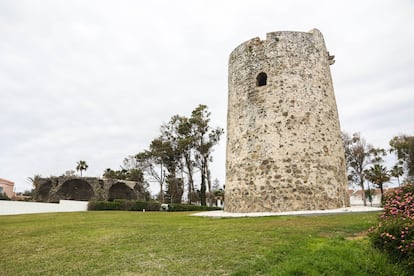 La Torre de las Bóvedas se levanta en la desembocadura del río Guadalmina, en Marbella.