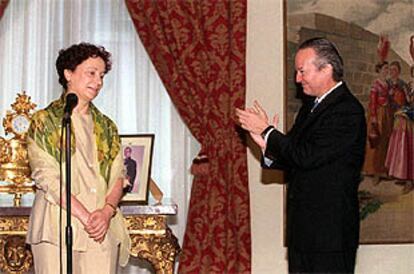 Josep Piqué aplaude a su sucesora en Exteriores, Ana Palacio, durante su toma de posesión en el ministerio.
