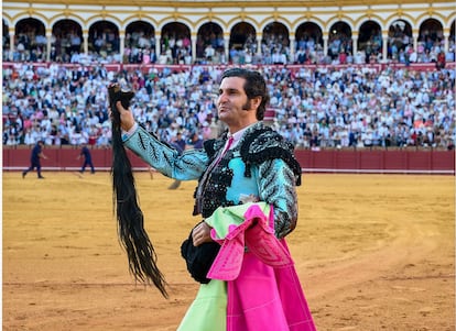 Morante de la Puebla pasea las dos orejas y el rabo del toro 'Ligerito'.