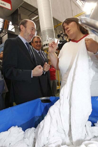 Rubalcaba, durante su visita ayer a una lavandería industrial en Madrid.