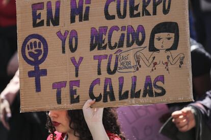 "En mi cuerpo yo decido y tú te callas" dice uno de los carteles que se han podido ver en la manifestación estudiantil del 8-M en Barcelona.