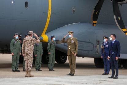 Felipe VI saluda a su llegada al acto de reconocimiento al personal participante en misiones en Afganistán, en la Base Aérea de Torrejón de Ardoz el pasado 13 de mayo.