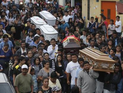 Funeral de cinco de las v&iacute;ctimas por el alud. 