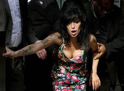 Amy Winehouse acude  al tribunal de Westminster, en Londres, el pasado marzo.