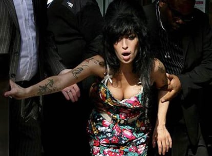 Amy Winehouse acude  al tribunal de Westminster, en Londres, el pasado marzo.