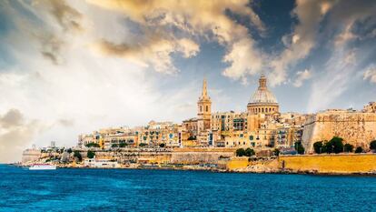 Vista del puerto Marsamxett, en La Valeta (Malta), al atardecer.