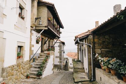 Una calle del pueblo de Lastres, en Asturias.