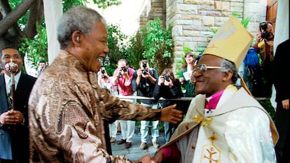 Nelson Mandela saluda a Desmond Tutu en Ciudad del Cabo en 1996.