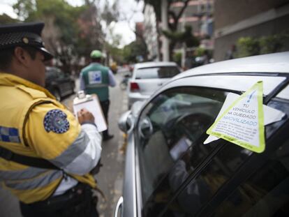 Un policía de tránsito redacta una infracción en la Ciudad de México